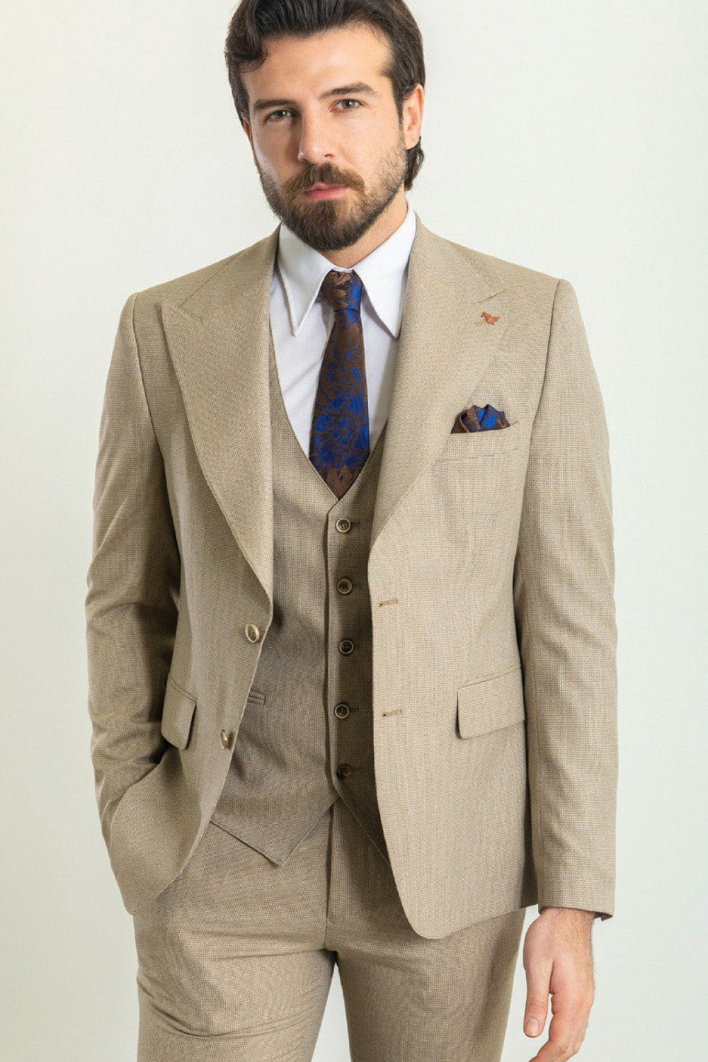 Mazonni beige suit for men with vest and dark blue tie, elegant three-piece formal set