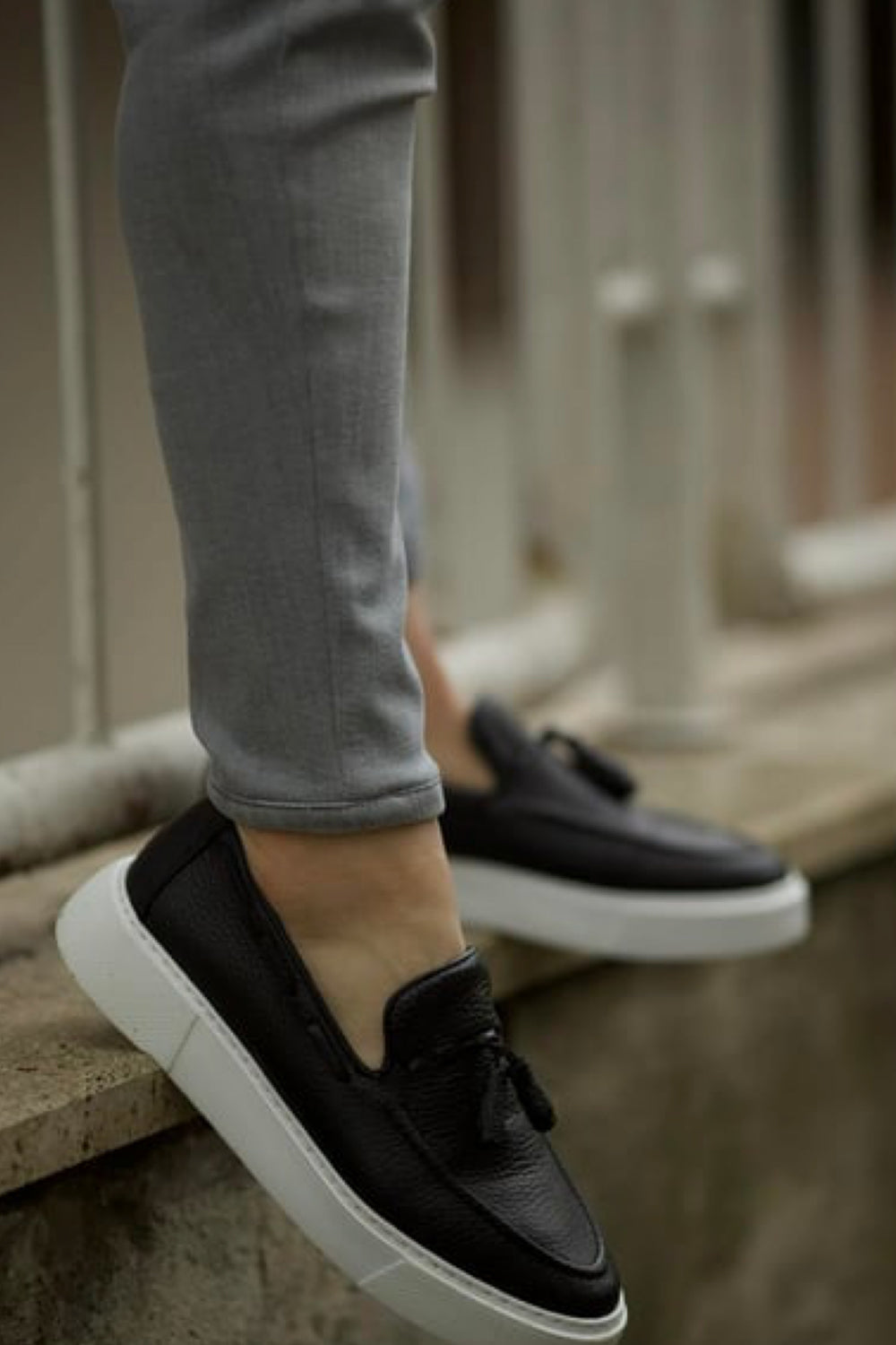 Mazonni men’s slip-on tassel shoes in black with contrast sole