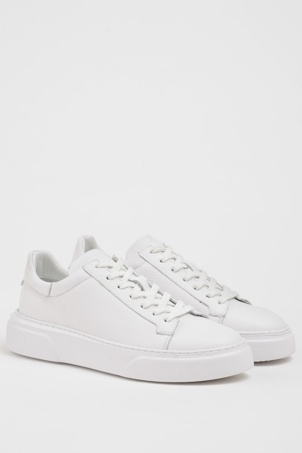 Mazonni men’s classic white low-top trainers featuring clean stitching and lace-up closure
