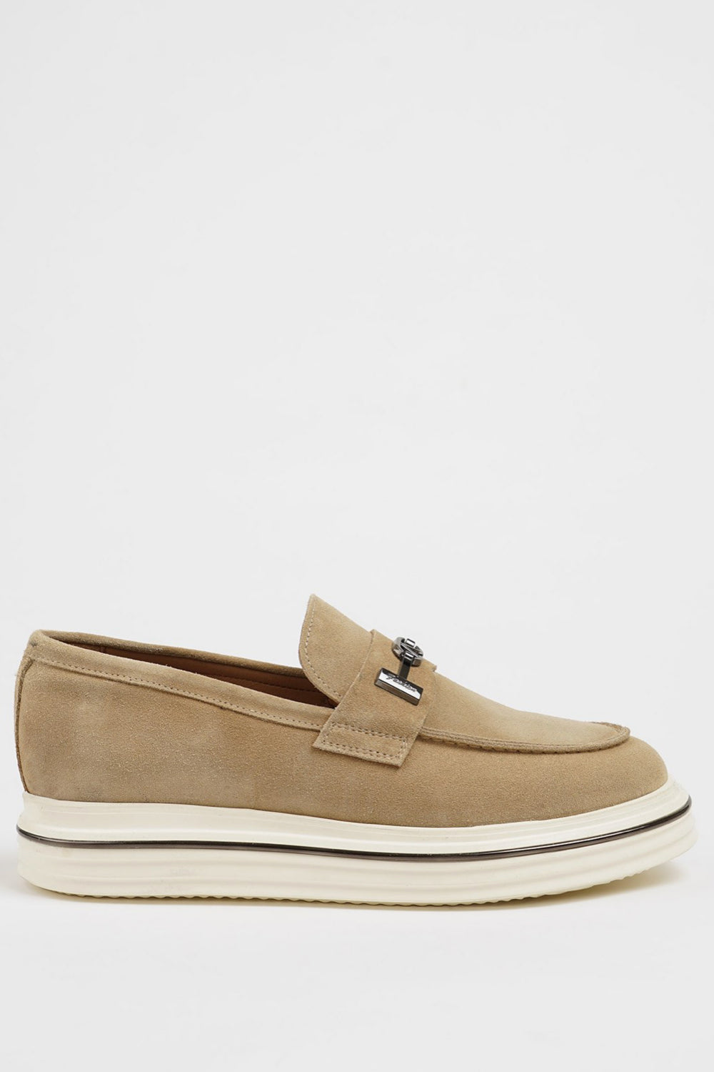 Men’s modern suede loafers from Mazonni in beige with soft texture and sporty silhouette