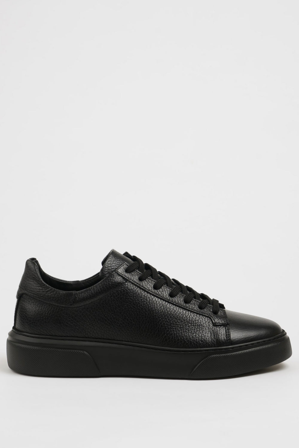 Men’s monochrome black sneakers by Mazonni with classic silhouette and modern street style