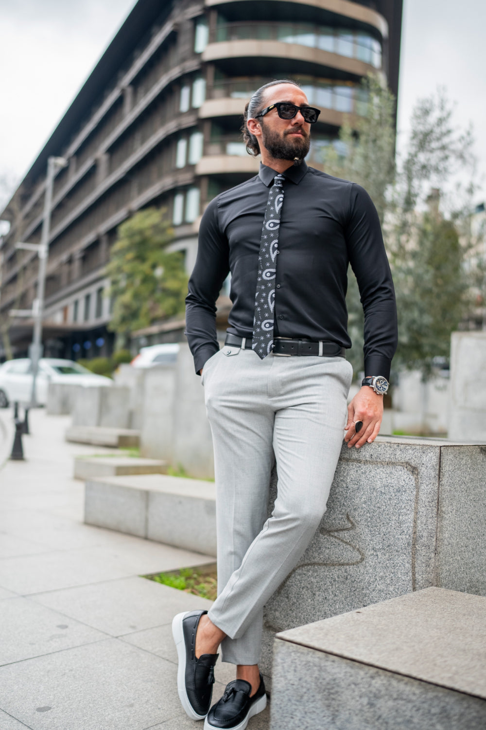 Mazonni men’s slim-fit light grey trousers with belt loops and tailored silhouette