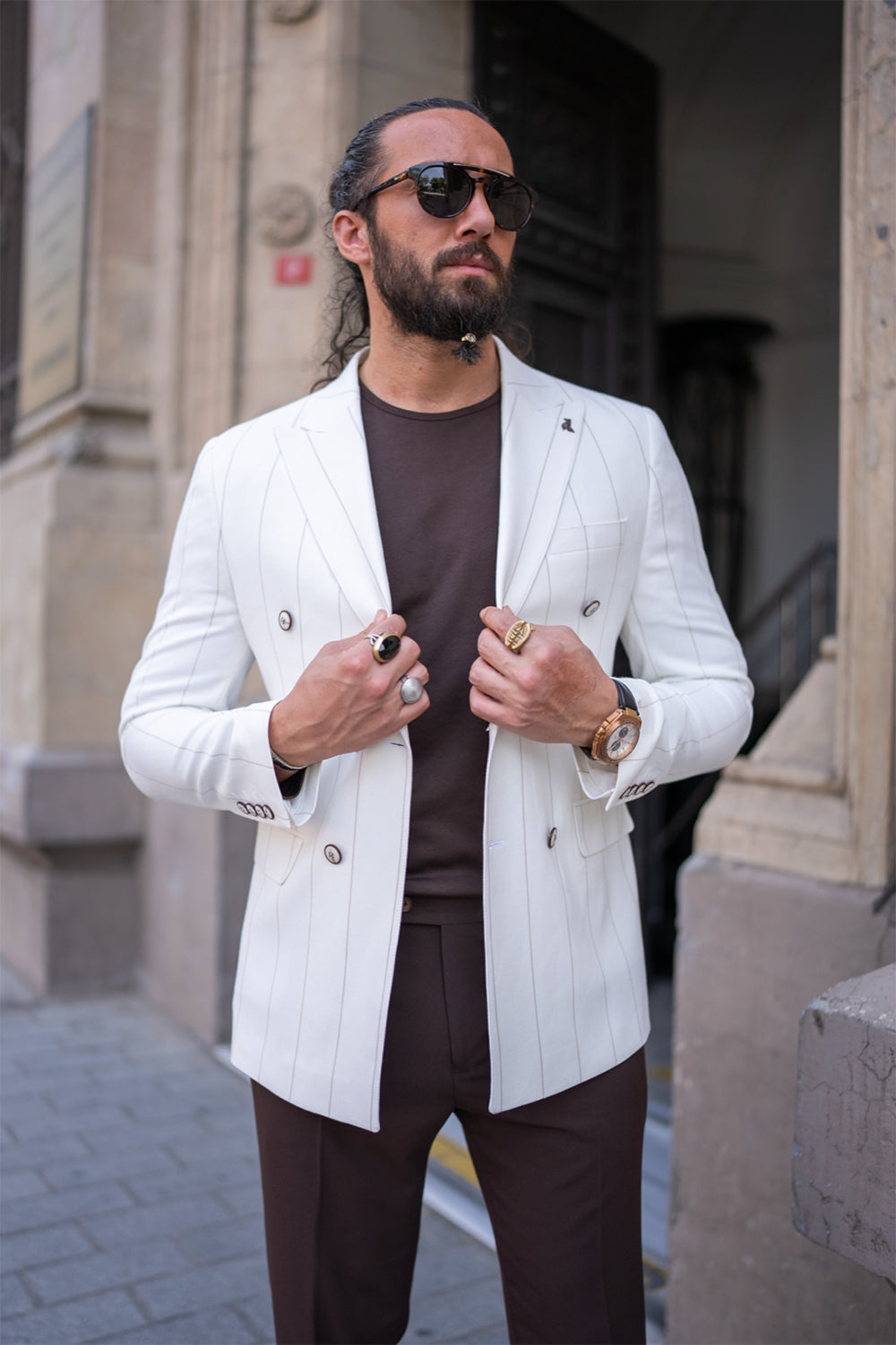 elegant light-colored blazer for men from Mazonni, modern tailored jacket styled with dark base layer