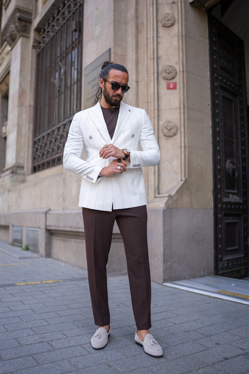Mazonni off-white blazer for men with button details, sophisticated semi-formal outfit with a bold contrast