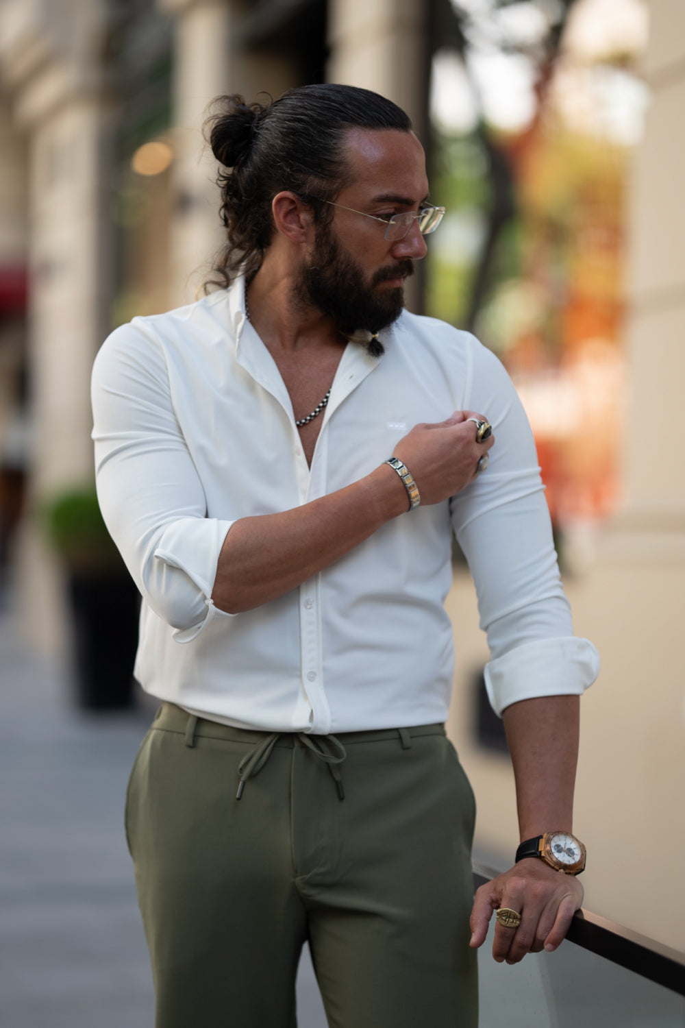 Elegant white button-up shirt from Mazonni with tailored fit and breathable material