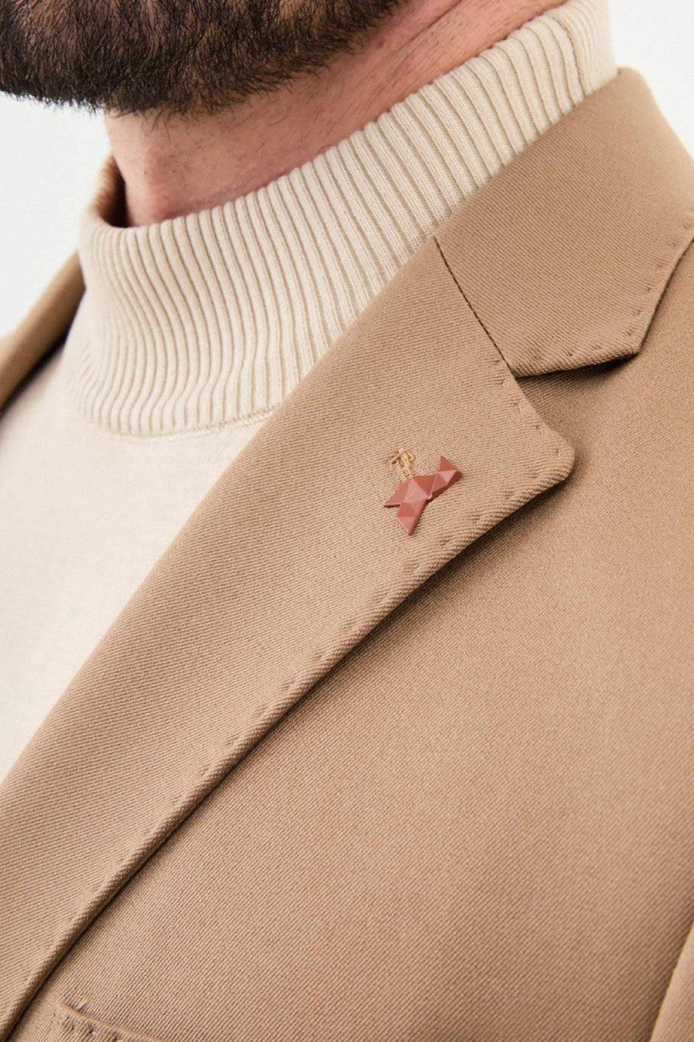 Close-up of Mazonni men’s camel blazer featuring notch lapels and embroidered lapel pin – refined and versatile smartwear