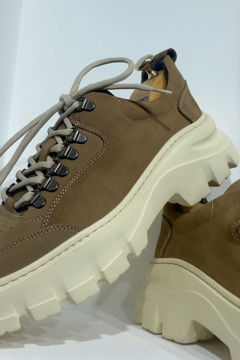 Stylish beige low-top sneakers for men from Mazonni with modern design