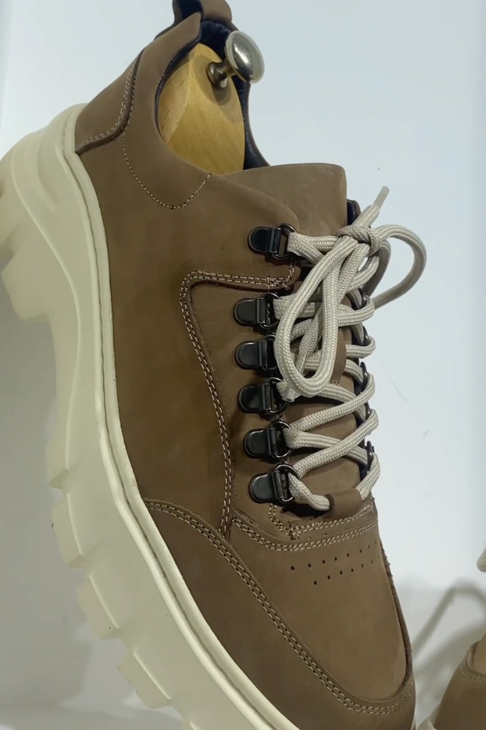 Side view of Mazonni men’s two-tone beige sneakers with contrast laces