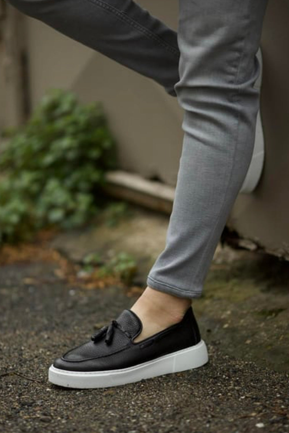 Casual black leather loafers with tassel detail by Mazonni