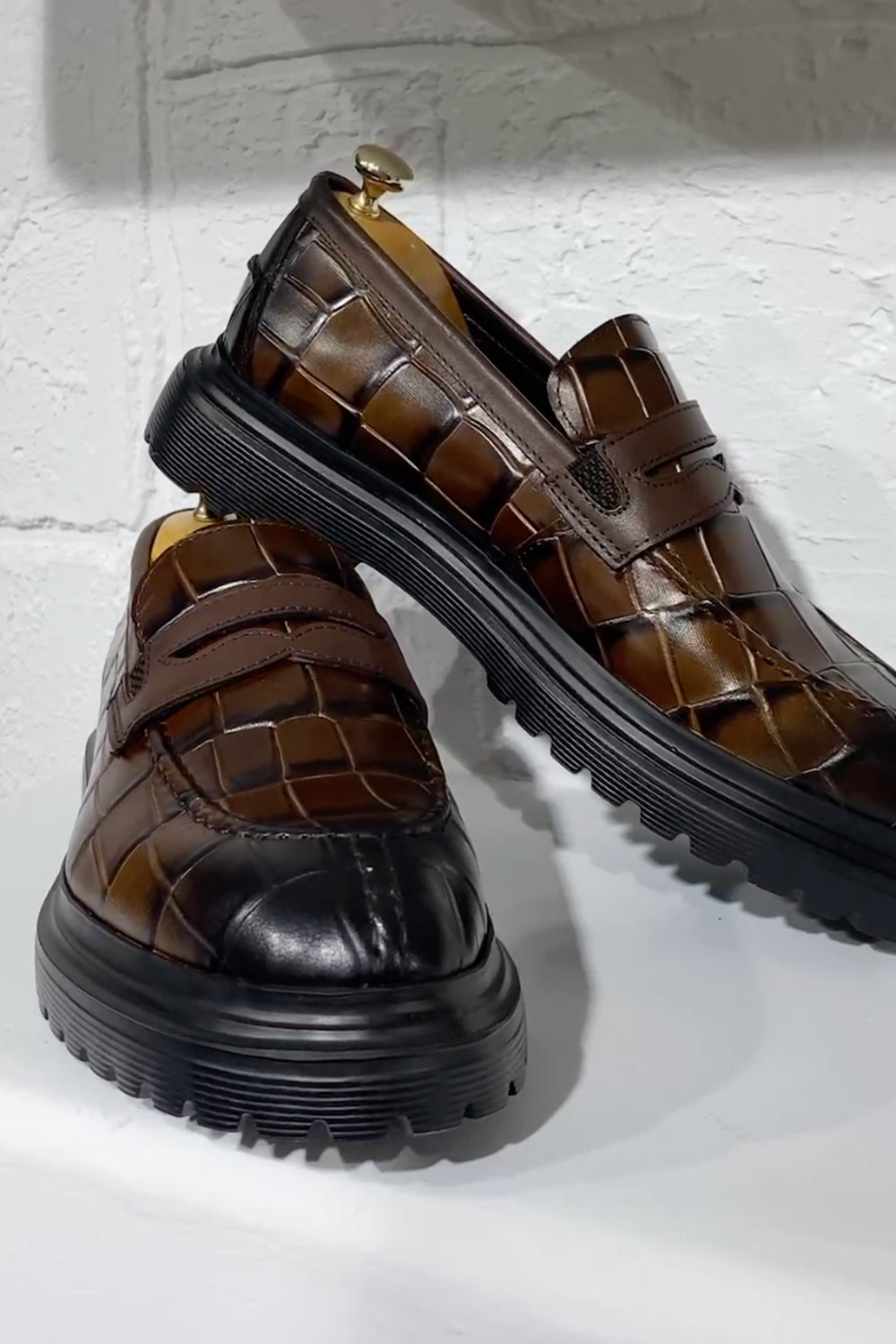 Classic brown leather Mazonni shoes for men with detailed upper pattern