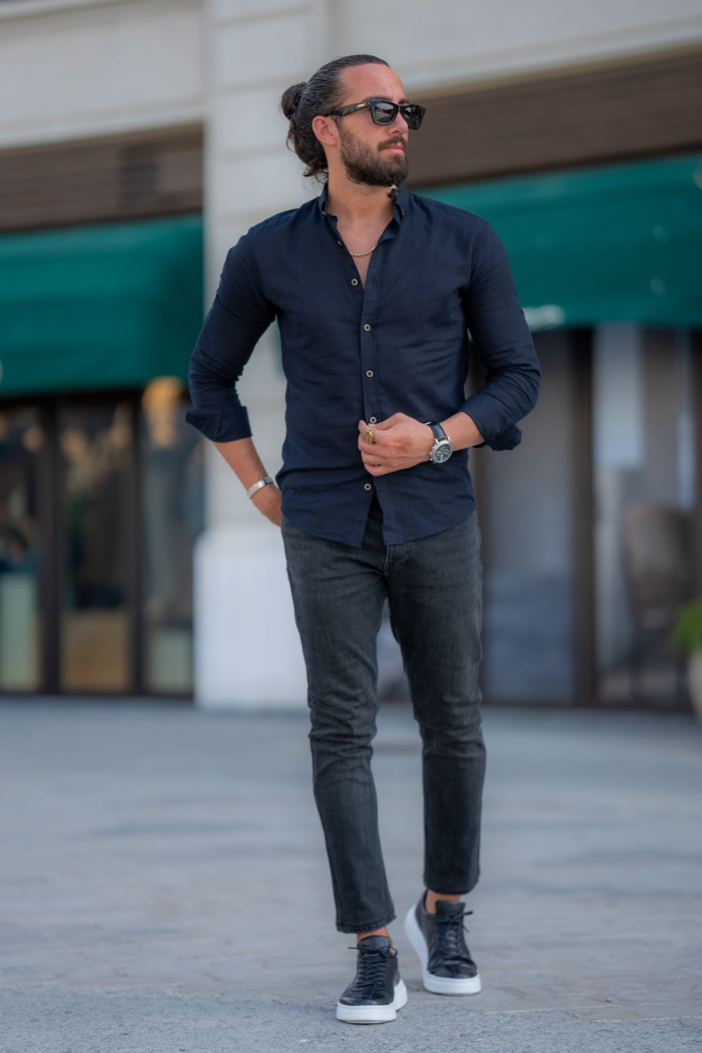 Dark blue men’s shirt from Mazonni with a tailored cut and minimalist design