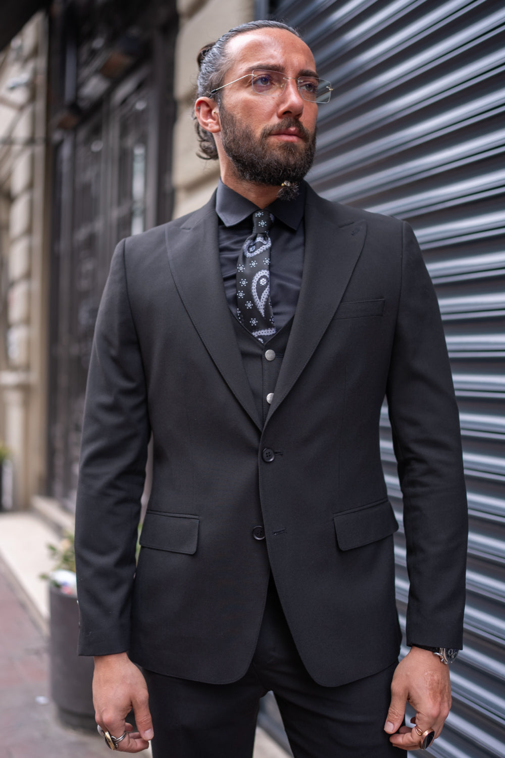 Mazonni fitted black suit for men with a sleek design and subtle texture, ideal for stylish urban professionals