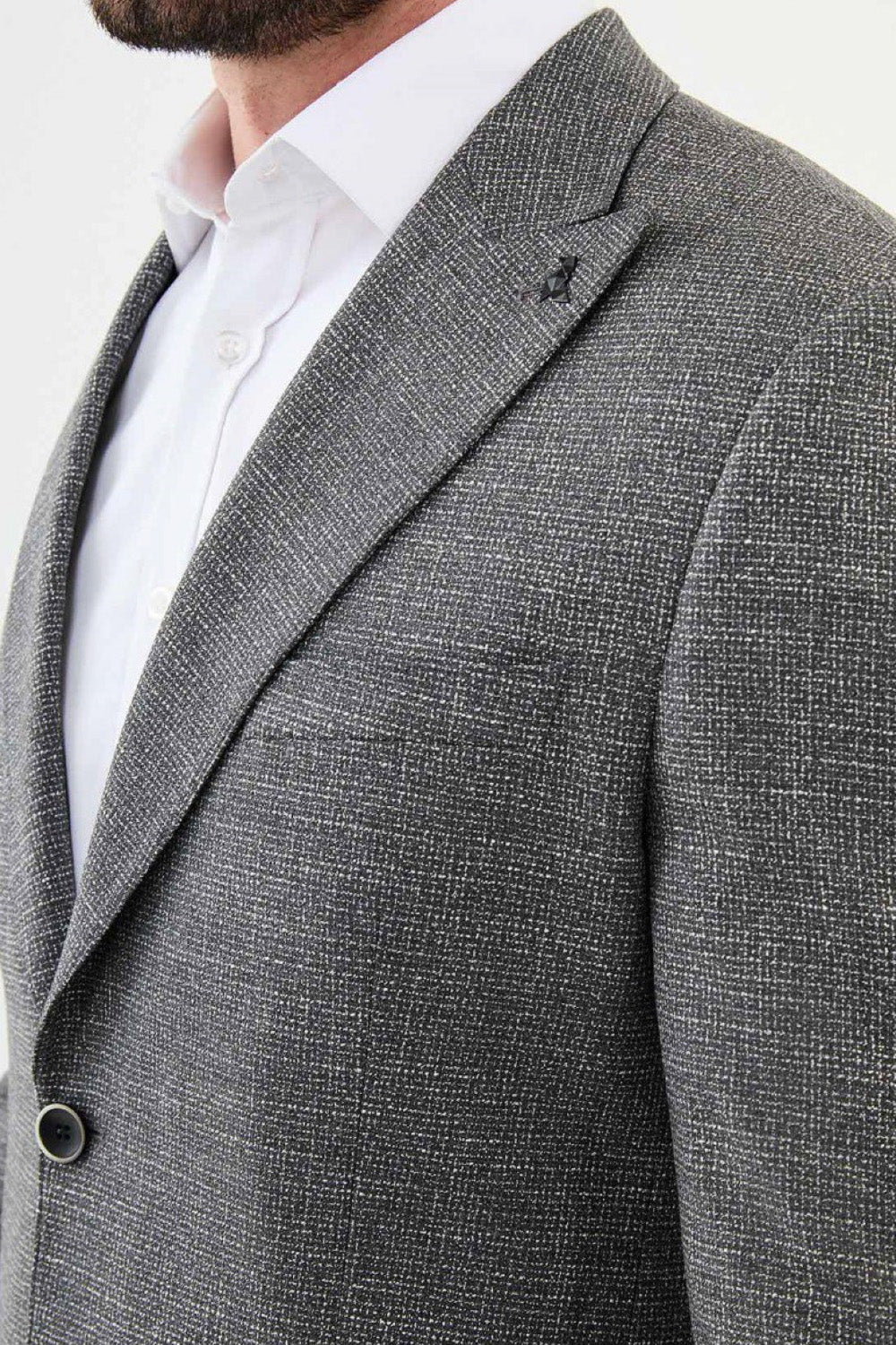 Close-up of light grey Mazonni blazer with fine check pattern and notched lapel – refined men’s smart casual jacket