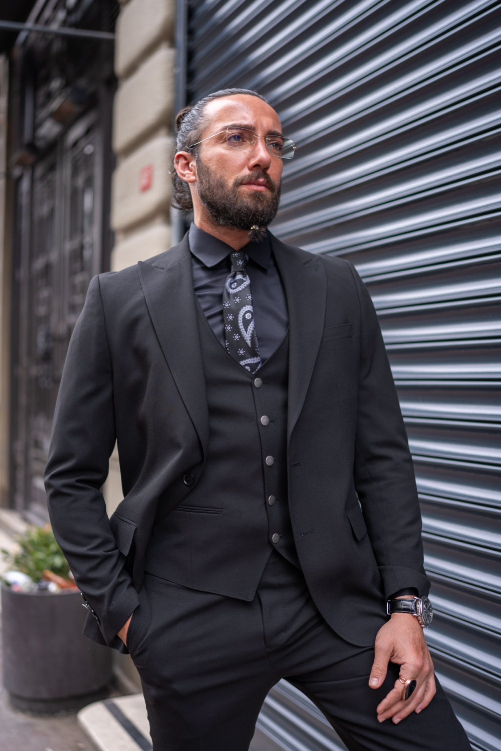 Mazonni men’s black suit with tailored trousers and vest, styled for upscale events and modern elegance