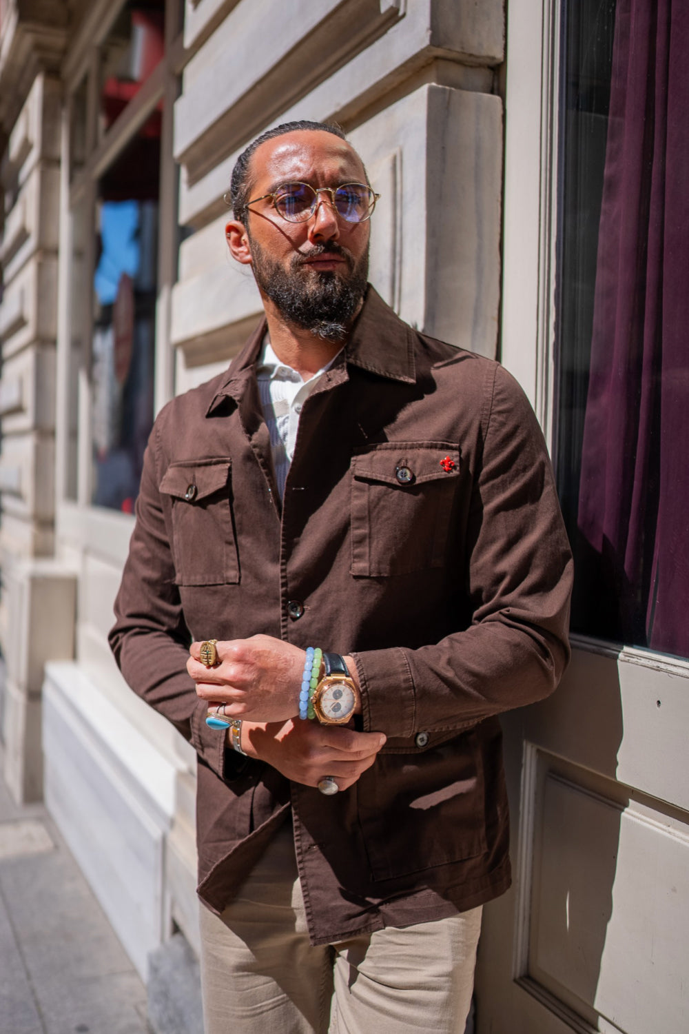 Mazonni brown safari-style men’s jacket paired with light chinos – urban fashion ensemble