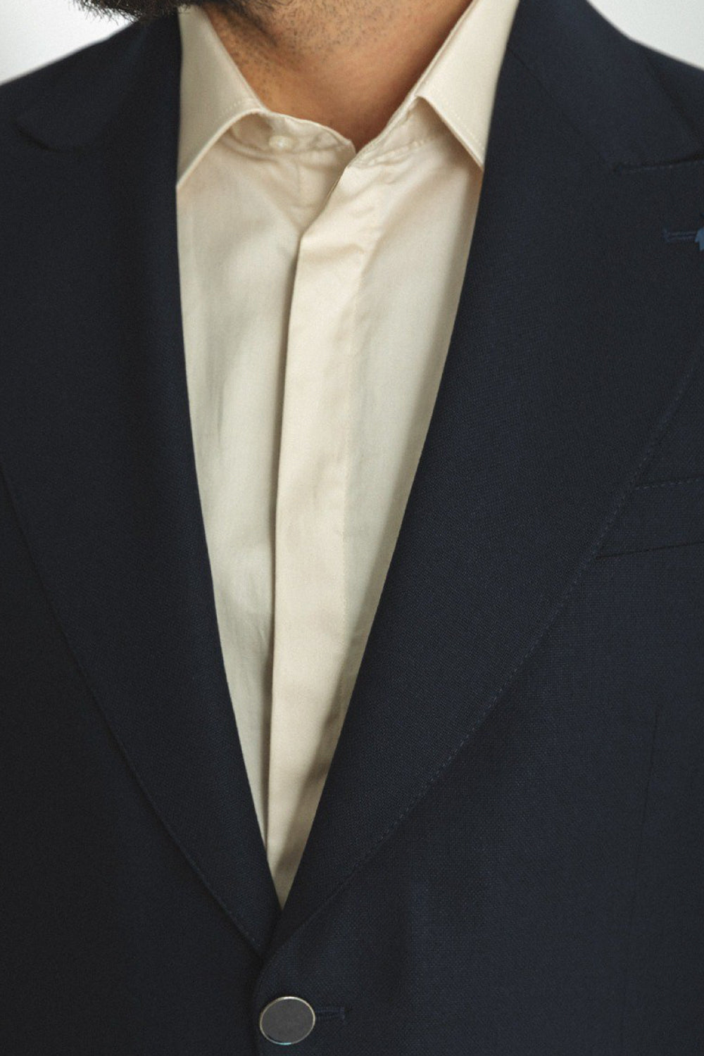 Tailored navy suit from Mazonni, timeless men’s outfit with a subtle sheen and sharp silhouette