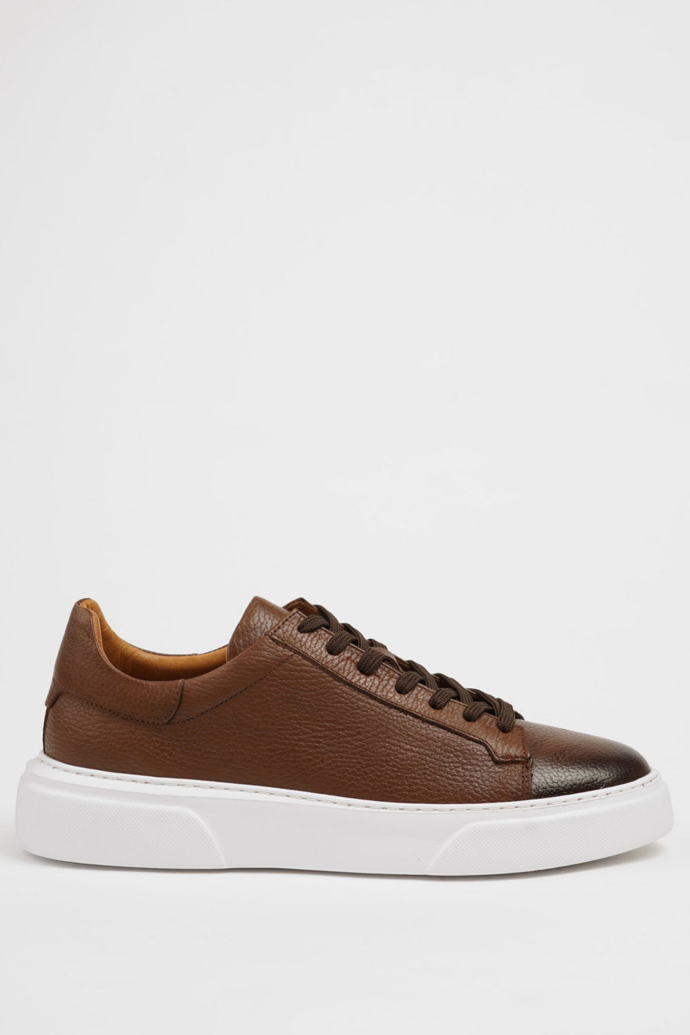 Mazonni men’s low-top brown sneakers featuring smooth leather finish and lace-up closure