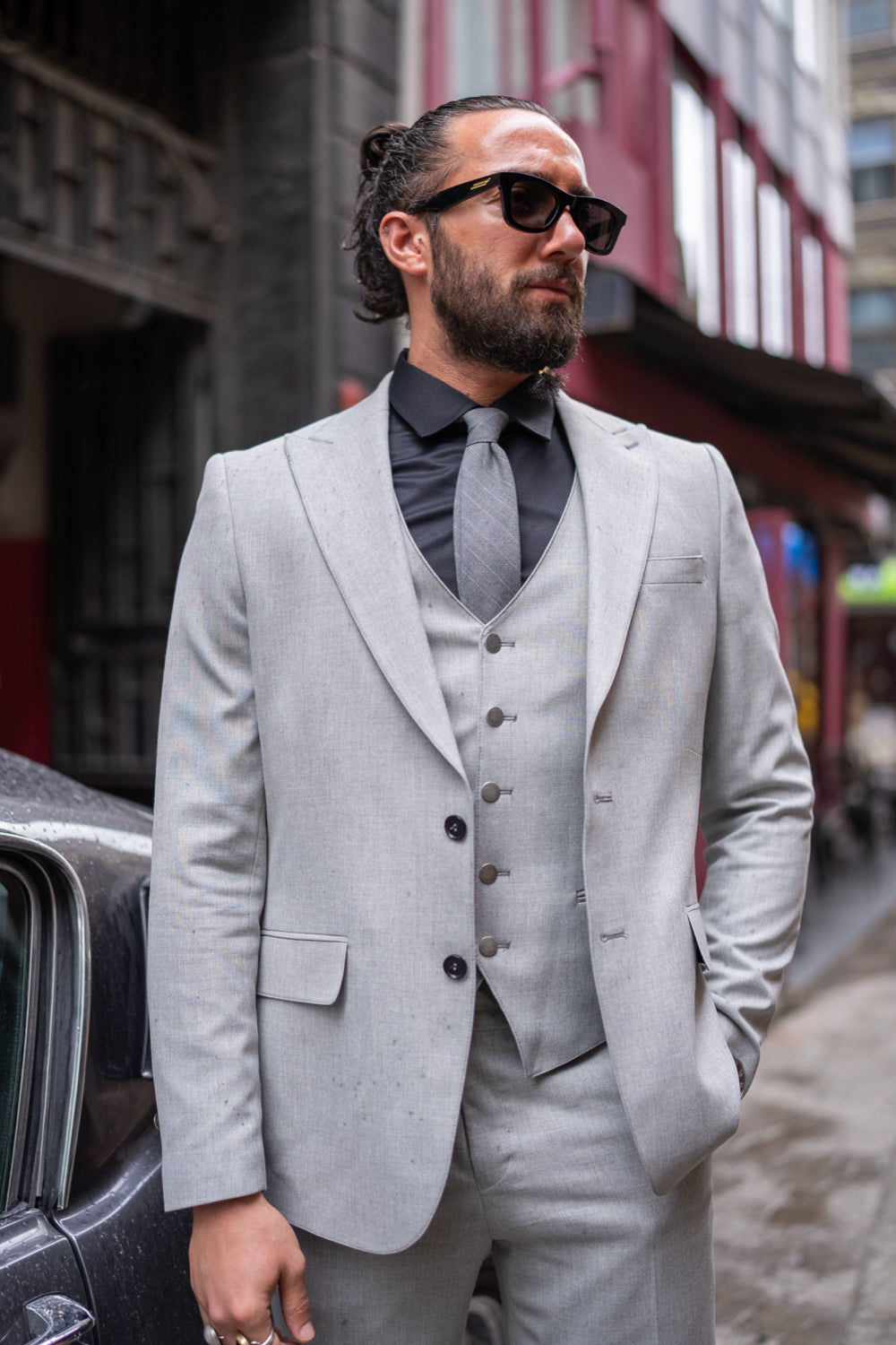 Mazonni slim fit men’s suit in light grey with tailored vest, designed for elegant and contemporary business looks
