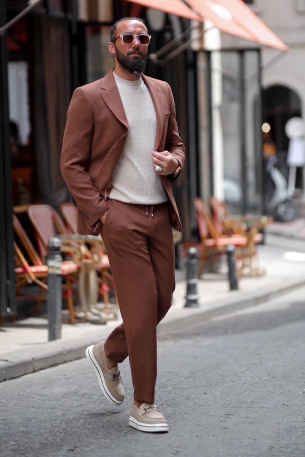 Modern men's street style suit in rust brown with relaxed fit