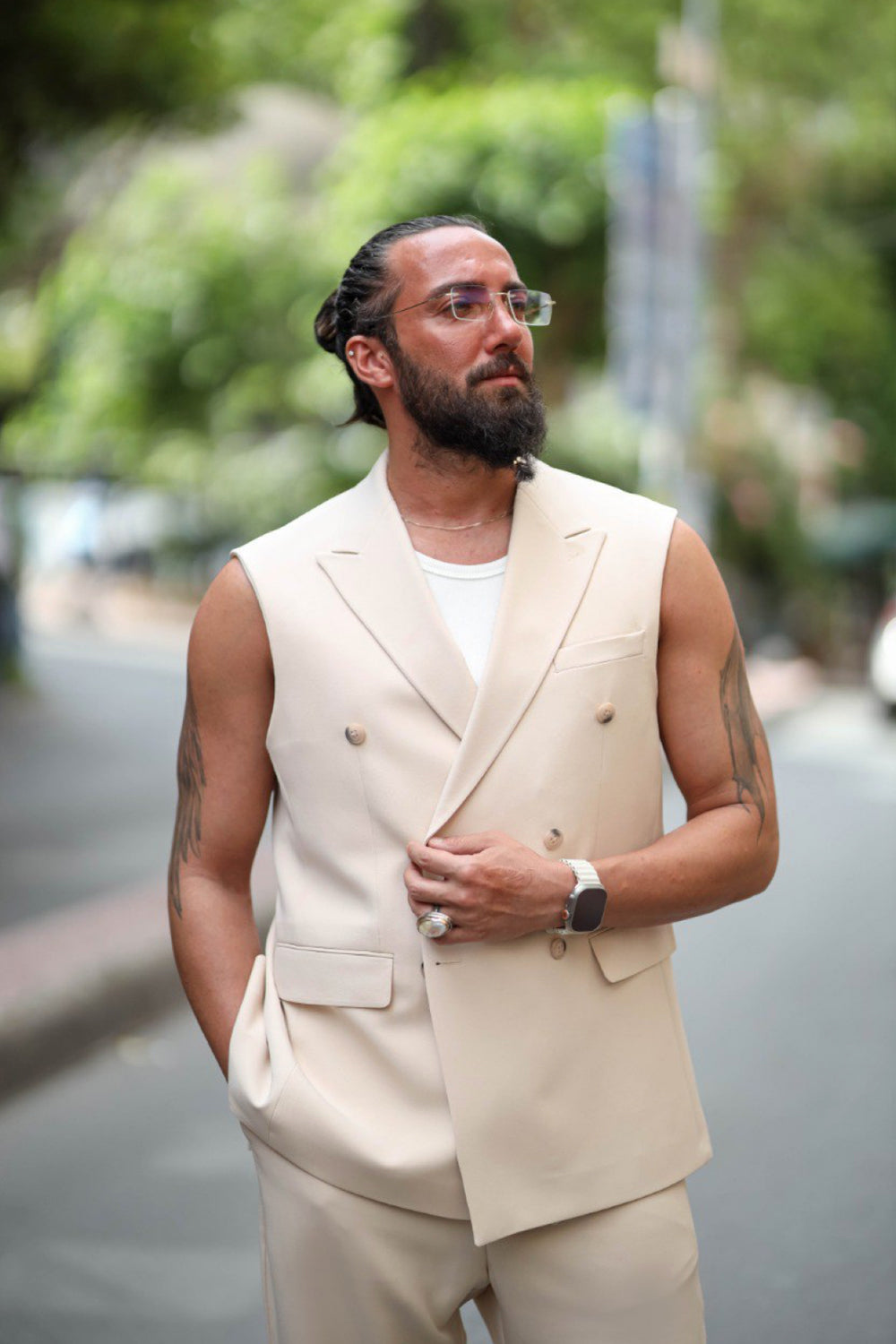 Stylish sleeveless beige two piece suit for men in warm weather streetwear look
